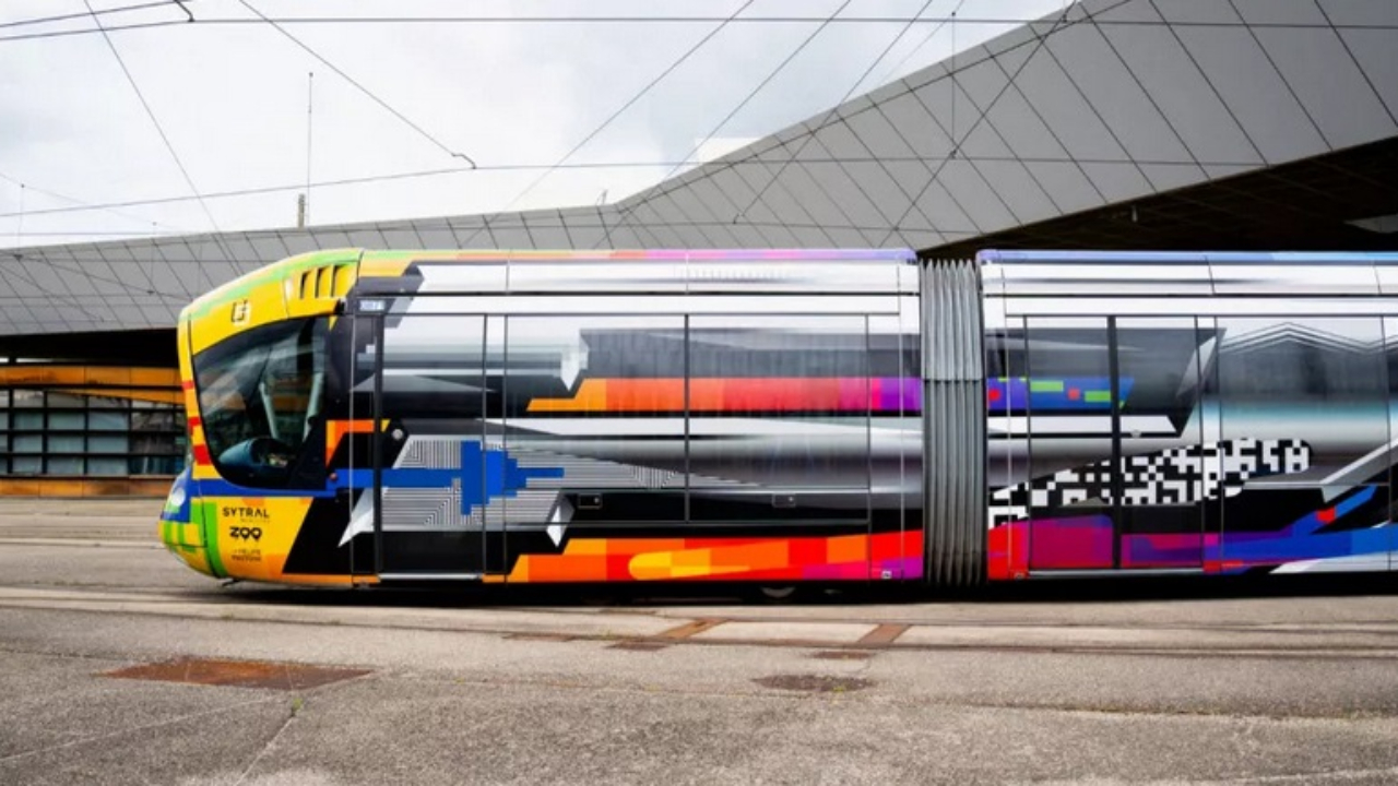 Lyon une nouvelle œuvre de street art sur un tramway