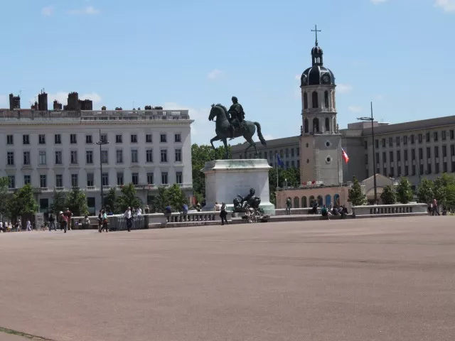 Une dictée géante place Bellecour  pour aider les victimes de Daesh