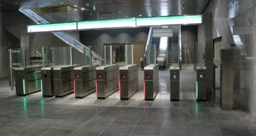 Une septuagénaire tombe sur la voie du métro C