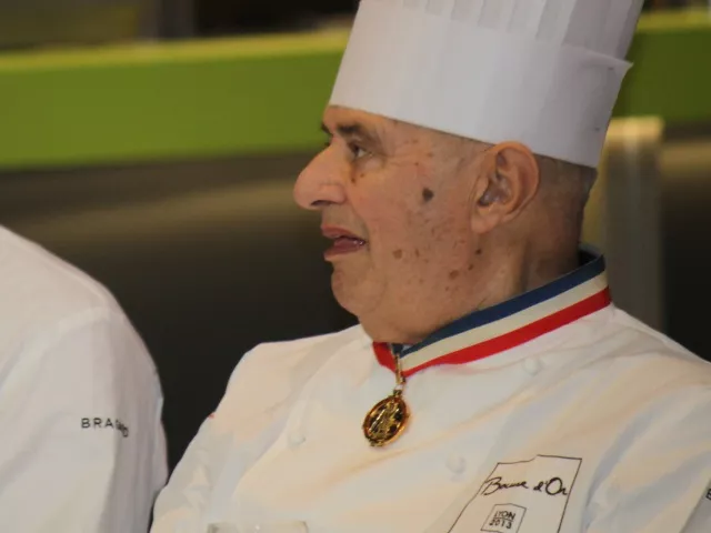 Paul Bocuse fait grand officier de l'ordre national du Mérite