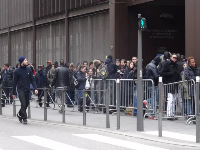 Files d'attentes devant la préfecture du Rhône : le préfet prend trois "mesures concrètes"