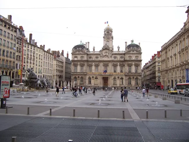 L'artiste derrière la place des Terreaux envisage d'attaquer la Ville de Lyon en justice