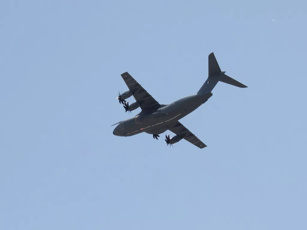 Un A400M, géant des cieux, survole Lyon