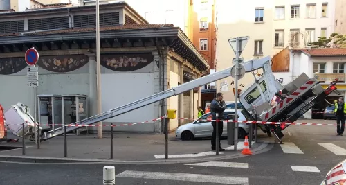 Deux employés d’Eiffage chutent d’une nacelle dans le 1e arrondissement