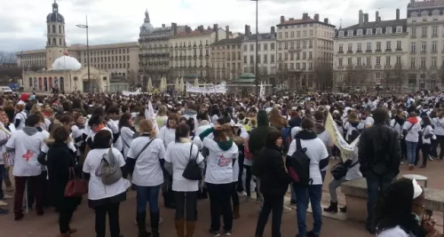 Lyon : plus de 2500 étudiants infirmiers ont manifesté mardi