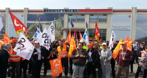 Vénissieux : 250 personnes manifestent contre les suppressions de postes chez Renault Trucks