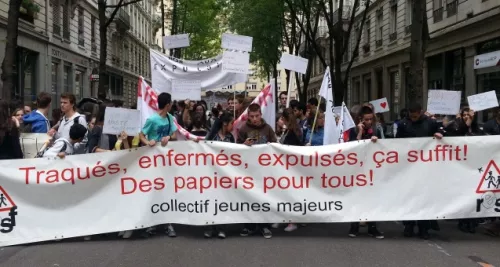 Adolescents menacés d'expulsion : 120 jeunes manifestent devant la préfecture du Rhône