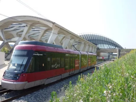 Aéroport Saint-Exupéry : les usagers lancent une pétition pour le maintien de la desserte des TCL