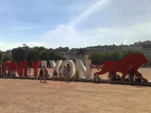 Buzz pour le lion géant de Bellecour