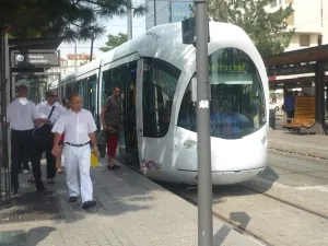 Des usagers prennent d'assaut un tram