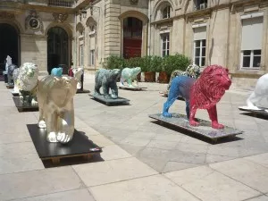 Direction l’Hôtel de ville pour les lions et les ours