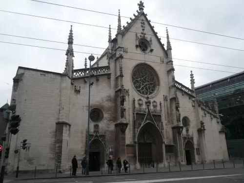 L’Eglise Saint-Bonaventure retrouve sa colonne pascale