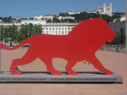 La sculpture Only Lyon revient à Bellecour