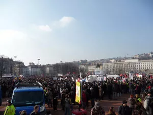 Les anti-fascistes défilent à Lyon