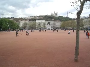 Lyon célèbre le monde sur la place Bellecour