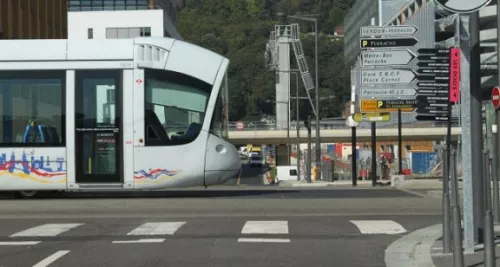 Le tram T1 à l'arrêt, deux fois