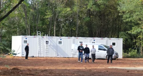 Oullins : les bungalows pour les Albanais commencent à être installés