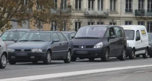 Sur la route : une réduction vitesse entraine une baisse de la pollution