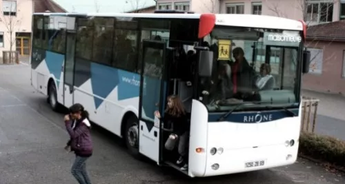 Transports scolaires : le Département du Rhône répond aux usagers mécontents