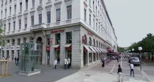 Librairie Chapitre : manifestation devant le siège de la maison-mère Actissia