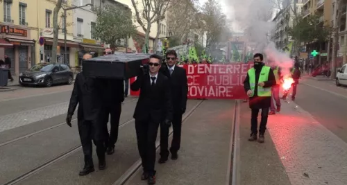 SNCF : 80 cheminots défilent dans les rues de Lyon