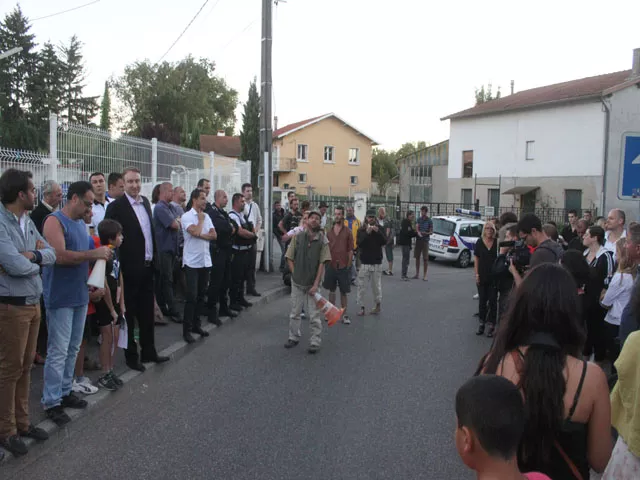 Des dizaines de riverains manifestent contre l'arrivée des Roms à Décines