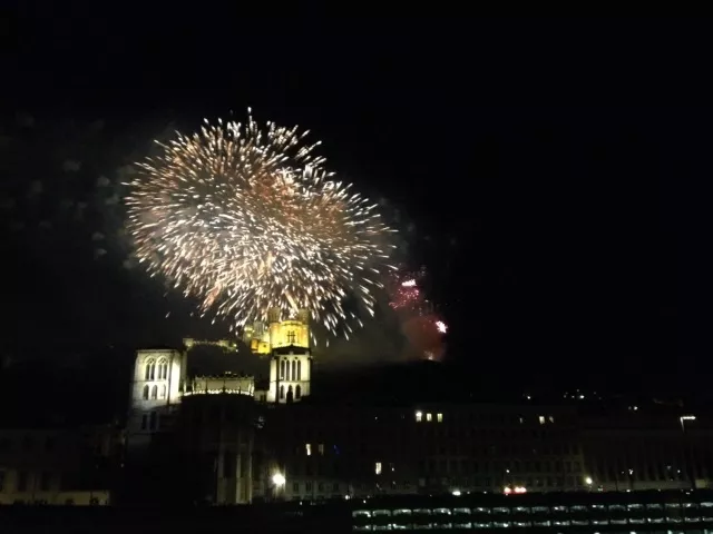 Feu d’artifice du 14 juillet à Lyon : “Les couleurs de la lumière” vont illuminer le ciel !