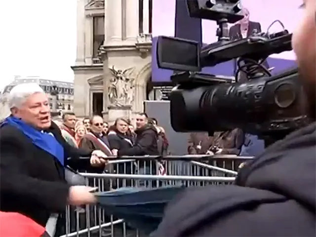 A Paris, Bruno Gollnisch s’en prend physiquement à des journalistes - VIDEO