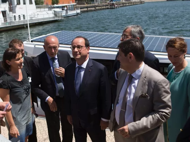 François Hollande en visite au port Edouard Herriot
