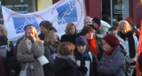 Une centaine d'enseignants du privé manifeste contre la baisse de leur retraite