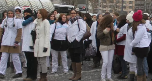 Une petite centaine d'orthophonistes manifeste à Lyon