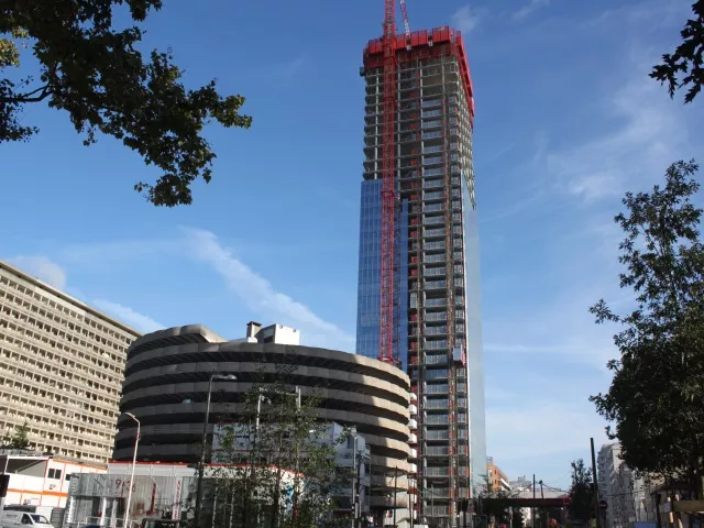 Ce qu’il faut savoir de la spectaculaire opération d’héliportage du mât de la tour Incity