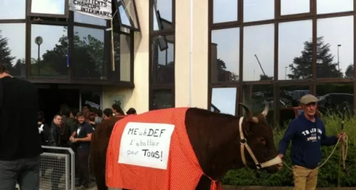 Opération MacDo des intermittents : rassemblement devant l'entreprise de Laurent Fiard