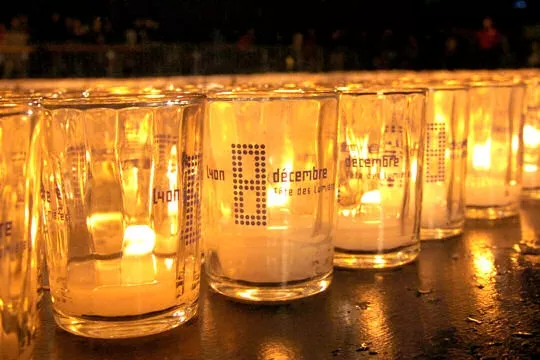 Attentats de Paris : les lumignons aux fenêtres de Lyon ce samedi soir pour rendre hommage aux victimes