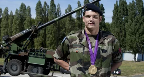 Le nageur Florent Manaudou signe son second contrat de militaire à La Valbonne