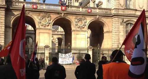 Une petite centaine d’éboueurs rassemblés devant l’Hôtel de Ville de Lyon