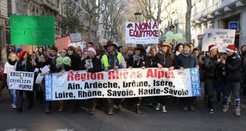 Lyon : Des chevaux, des poneys et 600 personnes dans les rues contre l’équitaxe