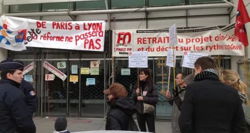 Rythmes scolaires : rassemblements devant les mairies de Lyon et Villeurbanne