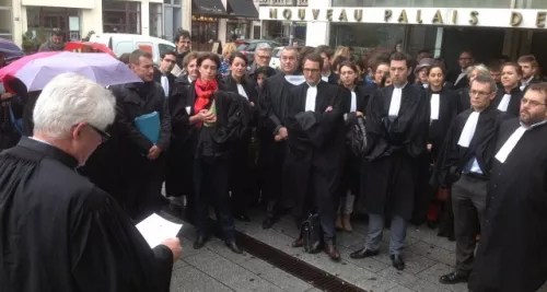 Une cinquantaine d'avocats rassemblés devant le palais de justice de Lyon