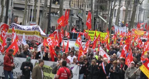 Entre 2 700 et  4 000 personnes défilent à Lyon pour le 1er mai