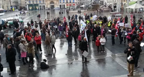 Rythmes scolaires : 130 personnes rassemblées devant la mairie de Lyon pour demander le report de la réforme