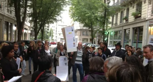 Une cinquantaine de personnes manifeste pour soutenir les Roms