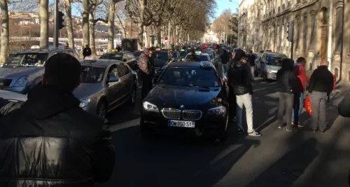 Lyon : importante manifestation surprise des taxis en centre-ville