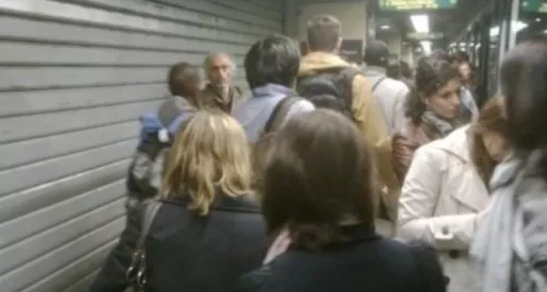 Le métro A arrêté pendant une heure à cause d’une rame en panne, entre 100 et 200 personnes évacuées