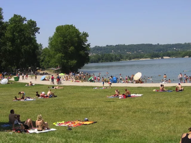 Woodstower se termine dans l’eau du Grand Parc de Miribel Jonage