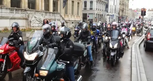 Les motards en colère manifestent ce vendredi dans les rues de Lyon