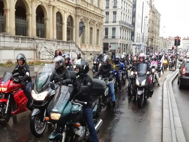 Près de 5000 motards en colère déferlent dans les rues de Lyon