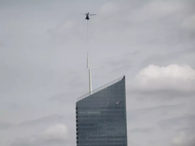 Lyon : le mât de la tour Incity officiellement posé