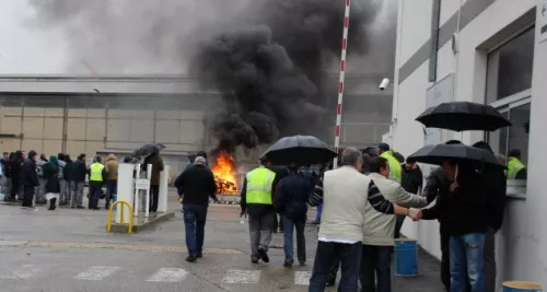 Les salariés de Nexans manifestent devant leur usine