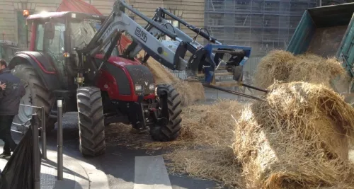 Producteurs de lait : de la paille déversée en marge de la table ronde à la préfecture